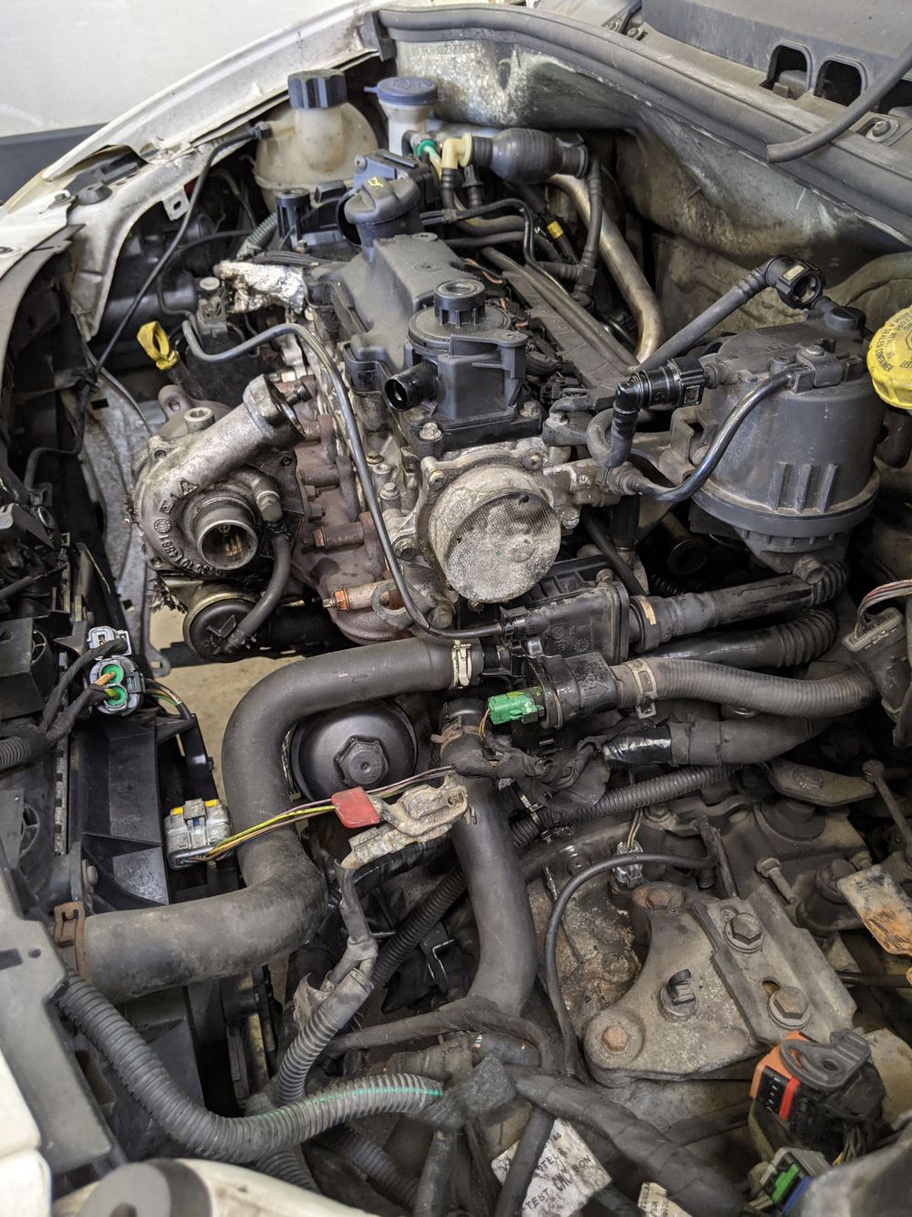 Travail d'entretien de moteur dans notre garage auto à Rennes Travail d'entretien de moteur dans notre garage auto à Rennes
